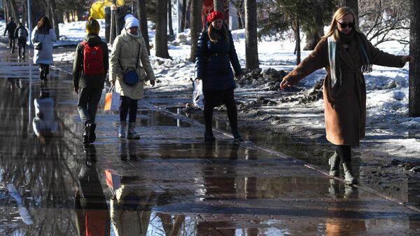 Люди идут по тротуару в теплую погоду. Архивное фото  - Sputnik Кыргызстан