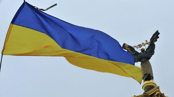 Украинский флаг на площади Независимости в Киеве. Архивное фото  - Sputnik Кыргызстан