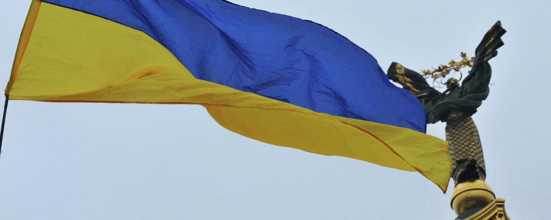 Украинский флаг на площади Независимости в Киеве. Архивное фото  - Sputnik Кыргызстан, 1920, 21.02.2024