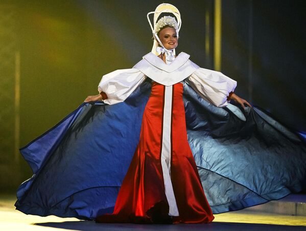 Девушка в одежде в цветах российского флага во время представления стран-участниц  - Sputnik Кыргызстан