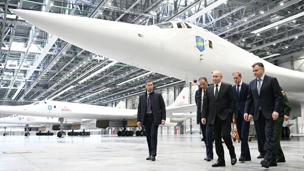  Президент России Владимир Путин совершил полет на модернизированном сверхзвуковом стратегическом ракетоносце Ту-160М - Sputnik Кыргызстан