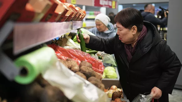 Женщина в магазине выбирает огурцы в овощном отделе. Архивное фото  - Sputnik Кыргызстан