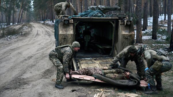 Украинские военные эвакуируют раненого. Архивное фото - Sputnik Кыргызстан