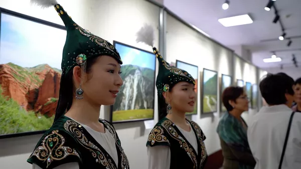 Как прошла фотовыставка ученых из России, посвященная Иссык-Кулю. Видео - Sputnik Кыргызстан