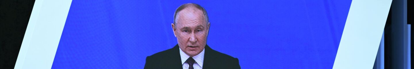 Президент РФ Владимир Путин (на экране) обращается с посланием к Федеральному Собранию - Sputnik Кыргызстан