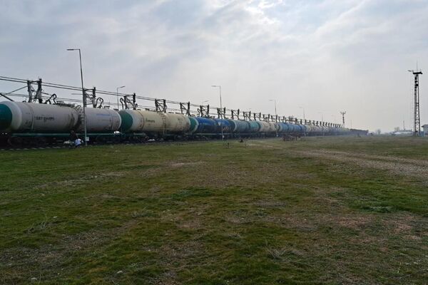 Казакстан Кыргызстанга гуманитардык жардам иретинде 2 миң тонна дизель майын жөнөттү - Sputnik Кыргызстан