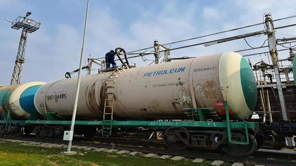 Казакстан Кыргызстанга гумжардам иретинде 2 миң тонна дизель жөнөттү - Sputnik Кыргызстан
