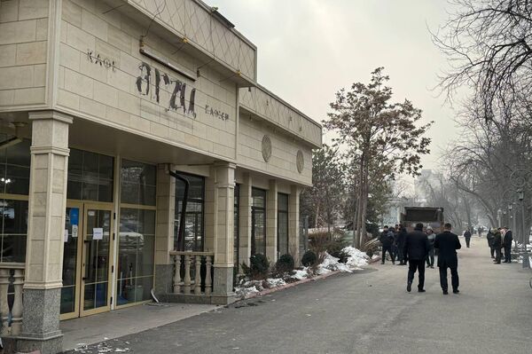 В Бишкеке сносят кафе Arzu и Time Out - Sputnik Кыргызстан