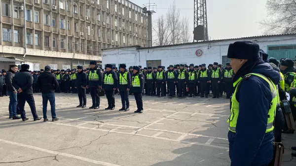 В Бишкеке патрульных забрали на допрос в ГКНБ прям на плацу - Sputnik Кыргызстан