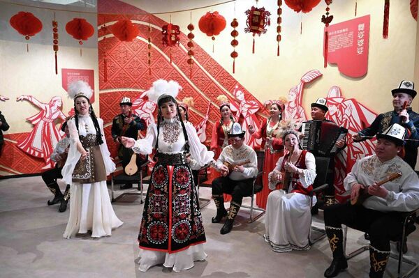 Жапаров посетил культурный центр в городе Артыше в рамках визита в КНР - Sputnik Кыргызстан