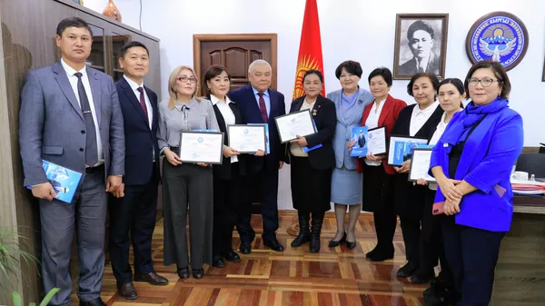 Вручение благодарственных писем учителям пробиравшимся в школу через сугробы - Sputnik Кыргызстан