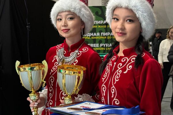 Сыйлык ээлерине кубок, медаль жана акчалай сыйлык тапшырылды - Sputnik Кыргызстан