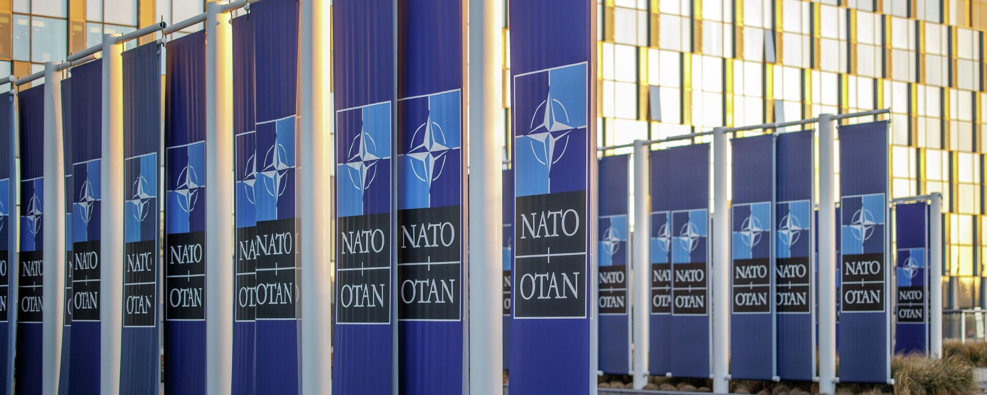 Баннеры у здания штаб-квартиры НАТО в Брюсселе. Архивное фото  - Sputnik Кыргызстан, 1920, 03.03.2024