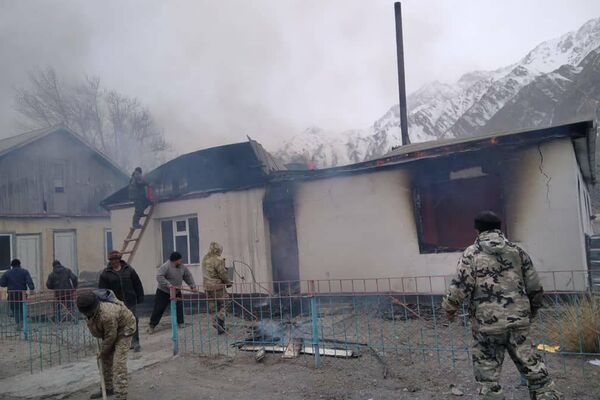 В отдаленном селе Энилчек Иссык-Кульской области произошел пожар - Sputnik Кыргызстан