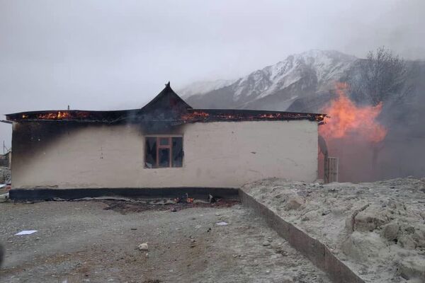 Возгорание началось сегодня около 9:00. В здании в это время никого не было. - Sputnik Кыргызстан