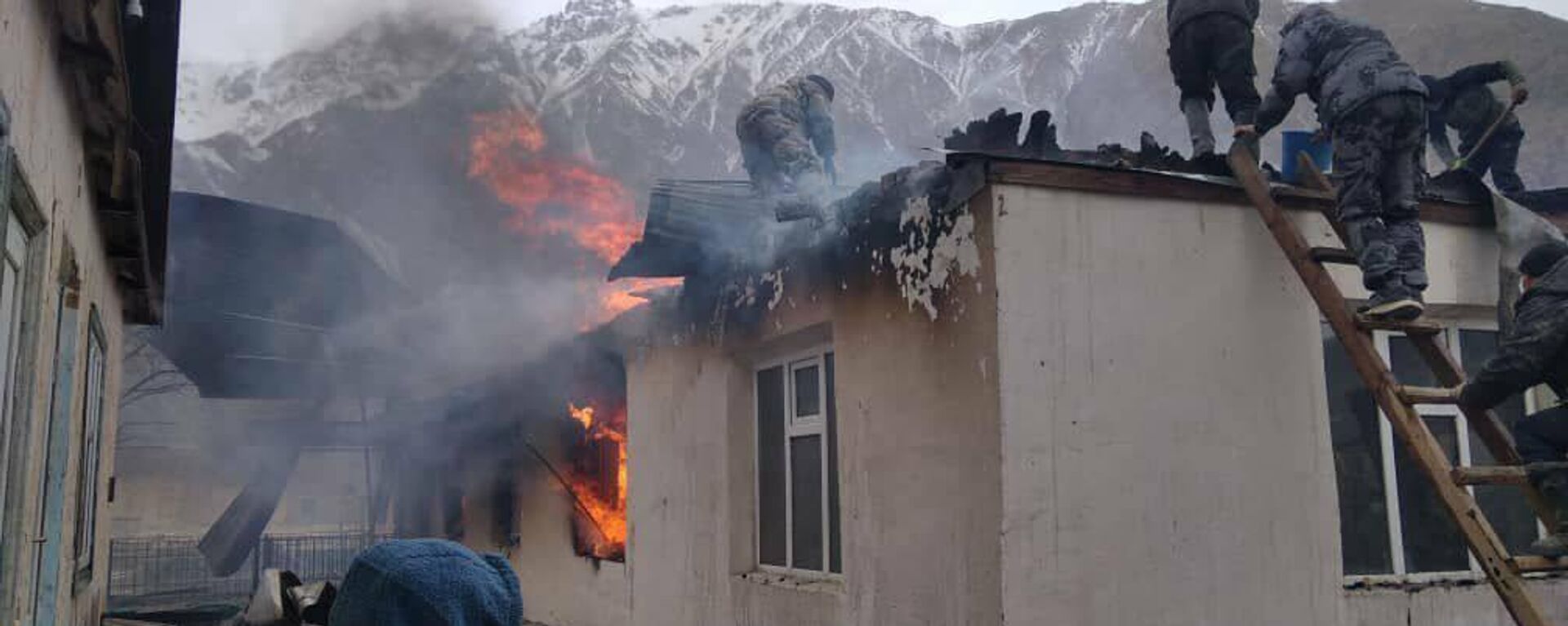 Пожар в здании школы в селе Энилчек Ак-Сууйского района  - Sputnik Кыргызстан, 1920, 03.03.2024