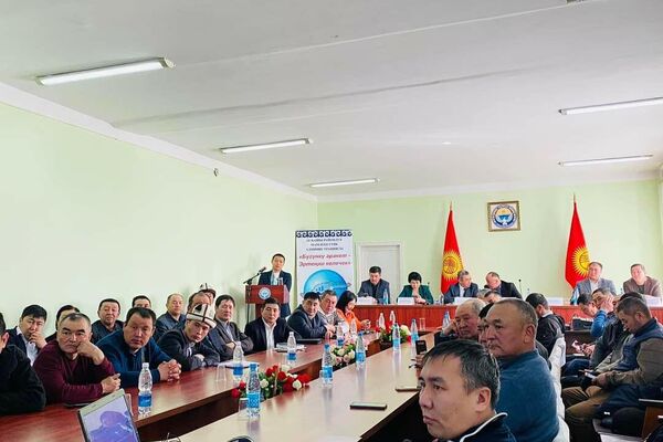 Нарындын Ат-Башы районунда мамлекеттик администрация чычырканак, карагат мөмө-жемиштерин өстүрүү, жайылтуу жана экспорттоо боюнча атайын форум уюштурулду - Sputnik Кыргызстан