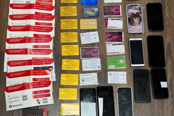 У подозреваемых изъято большое количество банковских карт, сотовых телефонов и SIM-карт, а также много мефедрона. Задержаны пять граждан. Они были посредниками в сбыте наркотиков через &quot;криптообменники&quot; - Sputnik Кыргызстан
