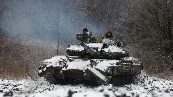 Украинские солдаты управляют танком на позиции недалеко от города Бахмут Донецкой области. Архивное фото  - Sputnik Кыргызстан