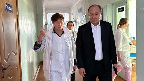 Визит министра здравоохранения КР Алымкадыра Бейшеналиева в Чуйскую объединенную областную больницу - Sputnik Кыргызстан