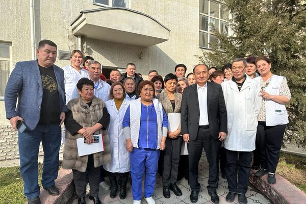 Министр поручил провести расчеты потребностей в связи с изменением статуса больницы с соответствующими специалистами управлений Минздрава КР для ее полноценного функционирования как больницы для оказания экстренной помощи - Sputnik Кыргызстан