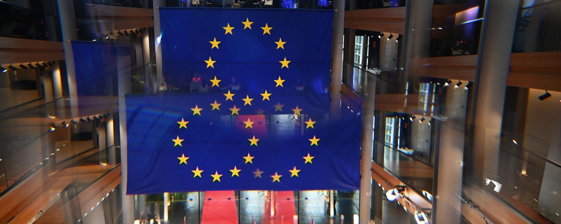 Флаги с символикой Евросоюза в здании Европарламента в Страсбурге. Архивное фото - Sputnik Кыргызстан, 1920, 07.03.2024