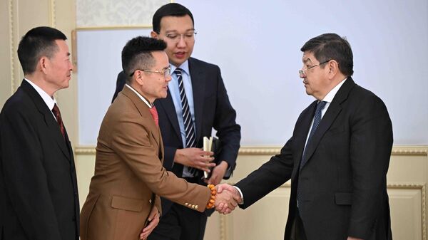 Встреча главы кабмина КР с представителями китайской компании по созданию Почта-Банка - Sputnik Кыргызстан