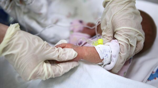Ребенок в отделении реанимации и интенсивной терапии новорожденных. Архивное фото - Sputnik Кыргызстан