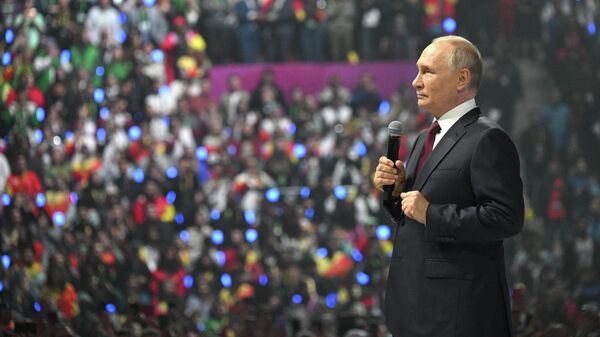 Президент РФ В. Путин посетил Всемирный фестиваль молодежи - Sputnik Кыргызстан