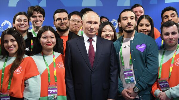 Президент РФ В. Путин на Всемирном фестивале молодежи - Sputnik Кыргызстан