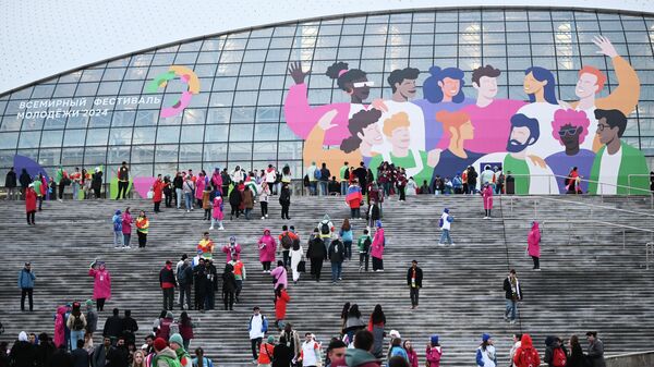 Участники Всемирного фестиваля молодежи у ледового дворца Большой в Олимпийском парке - Sputnik Кыргызстан
