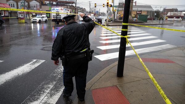 Офицер полиции работает на месте стрельбы на автобусной остановке в Филадельфии - Sputnik Кыргызстан