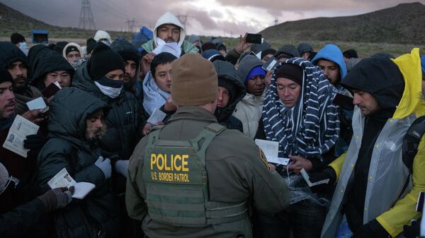 Нелегальные мигранты спешат на досмотр к сотруднику пограничной службы недалеко от границы США и Мексики - Sputnik Кыргызстан