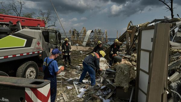 Сотрудники аварийно-спасательных служб работают на месте разрушенного здания в порту Одессы. Архивное фото - Sputnik Кыргызстан