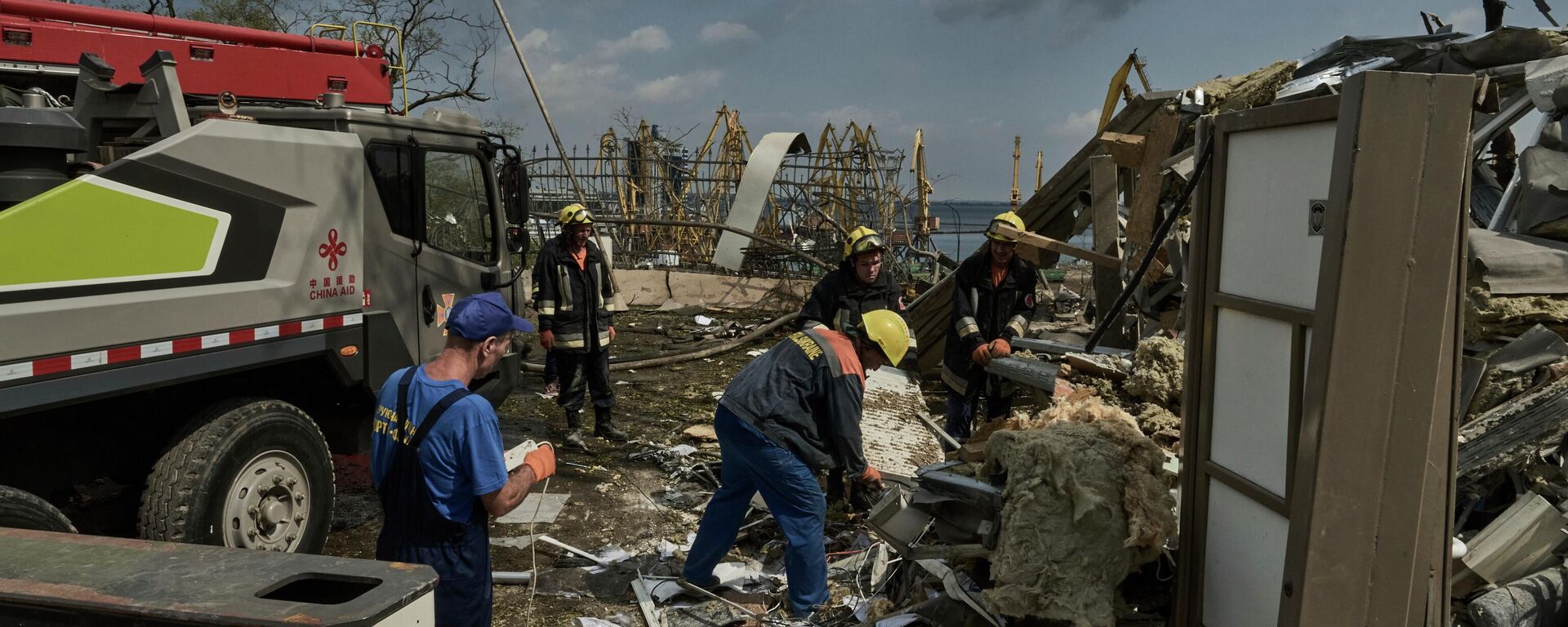 Сотрудники аварийно-спасательных служб работают на месте разрушенного здания в порту Одессы. Архивное фото - Sputnik Кыргызстан, 1920, 10.03.2024