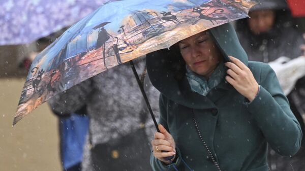 Женщина идет с зонтом во время дождя. Архивное фото  - Sputnik Кыргызстан