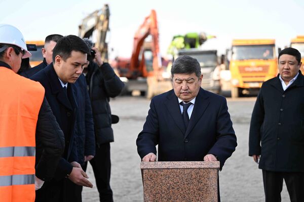 Глава кабмина Акылбек Жапаров заложил капсулу под строительство большого жилого комплекса на юге Бишкека - Sputnik Кыргызстан