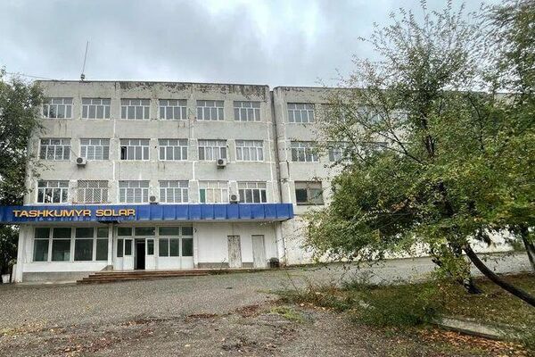 Завод &quot;Кристалл&quot; в Таш-Кумыре возвращен в собственность государства - Sputnik Кыргызстан