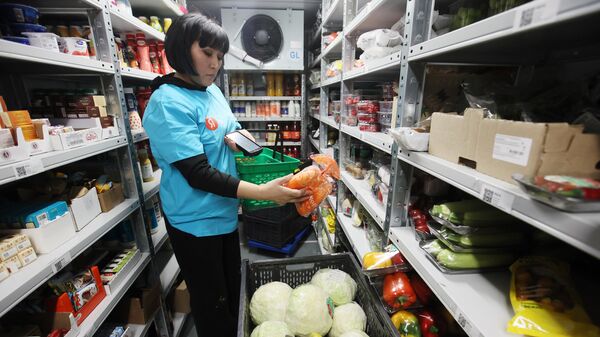 Работница сервиса доставки еды. Архивное фото - Sputnik Кыргызстан