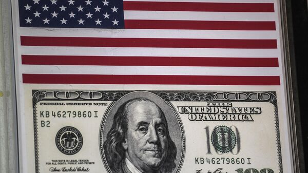 Флаг США и банкнота номиналом 100 долларов. Архивное фото  - Sputnik Кыргызстан