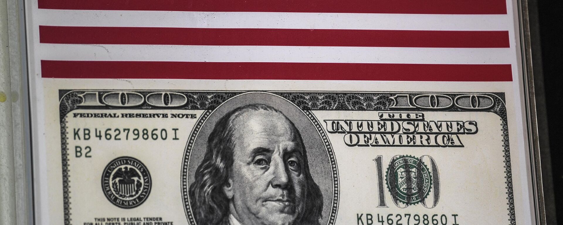Флаг США и банкнота номиналом 100 долларов. Архивное фото  - Sputnik Кыргызстан, 1920, 13.03.2024