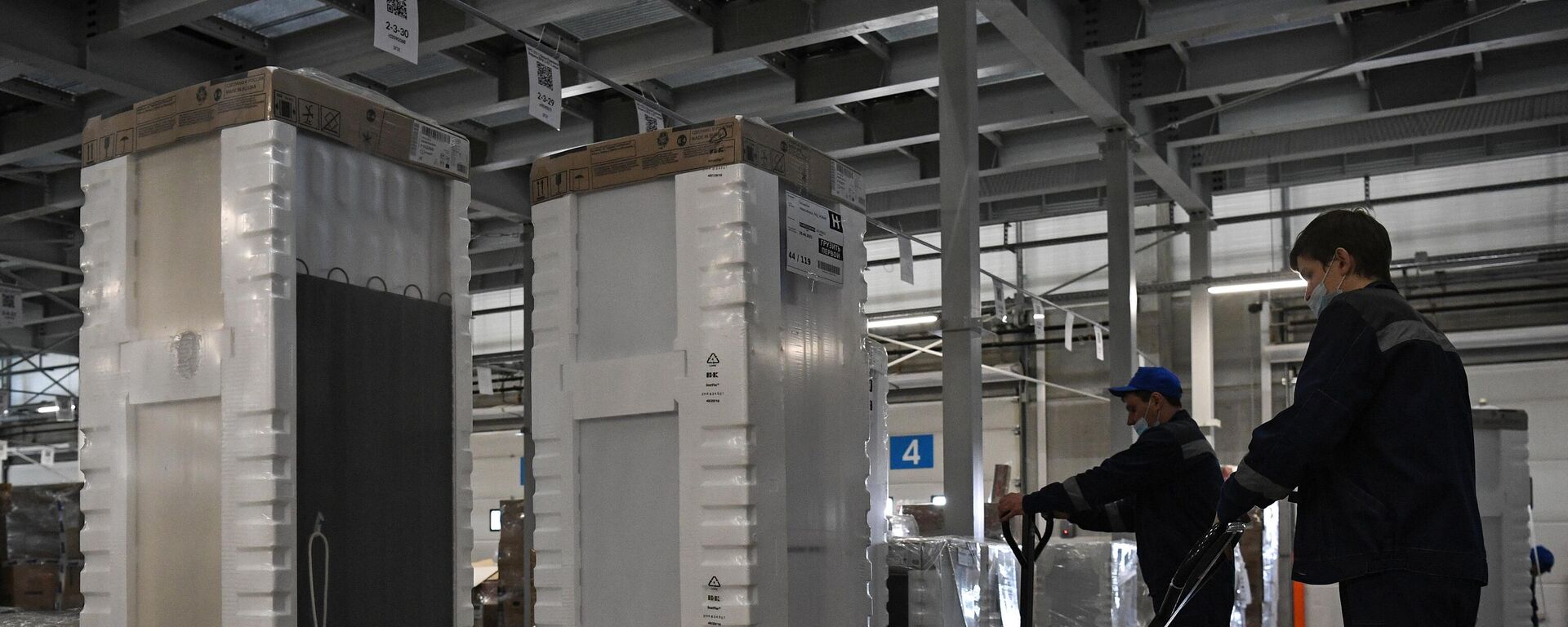 Рабочие в логистическом центре. Архивное фото - Sputnik Кыргызстан, 1920, 11.12.2025