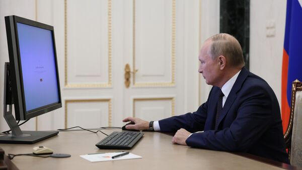 Президент РФ Владимир Путин во время онлайн голосования. Архивное фото  - Sputnik Кыргызстан