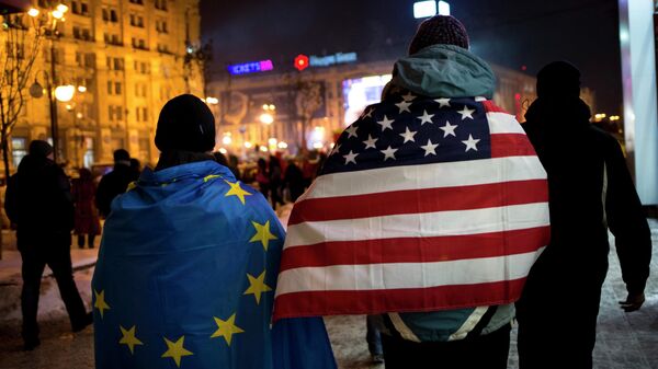 Демонстранты с национальными флагами ЕС и США. Архивное фото  - Sputnik Кыргызстан