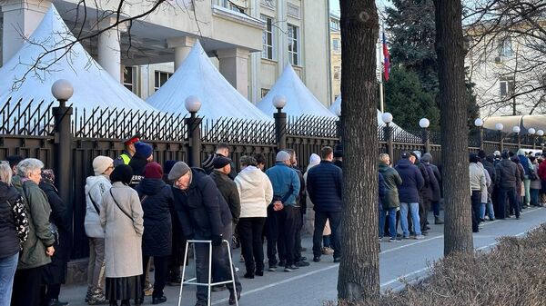 Длинная очередь на выборах президента России в посольстве РФ в Бишкеке - Sputnik Кыргызстан