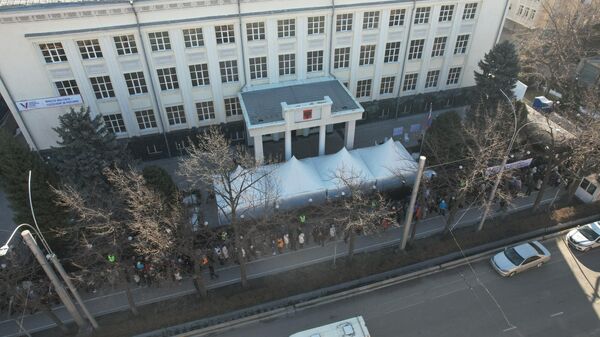 Очередь до улицы Киевской — как в Бишкеке проходят выборы президента РФ. Видео - Sputnik Кыргызстан