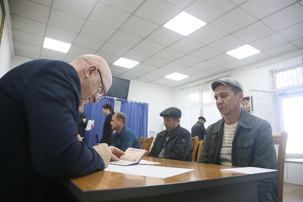 Сегодня, 17 марта, в Кыргызстане открылись 4 избирательных участка, один из них в Оше - Sputnik Кыргызстан