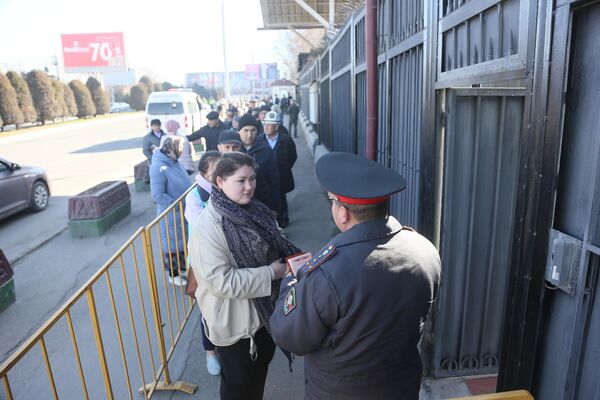 В здании Генерального консульства РФ в Оше активно идет голосование на выборах президента России - Sputnik Кыргызстан