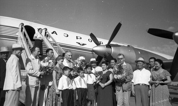 Улуу Британия менен Түндүк Ирландиянын делегациясы Кыргызстанга келген учуру. Фрунзе, эски аэропорт. 1959-жыл - Sputnik Кыргызстан