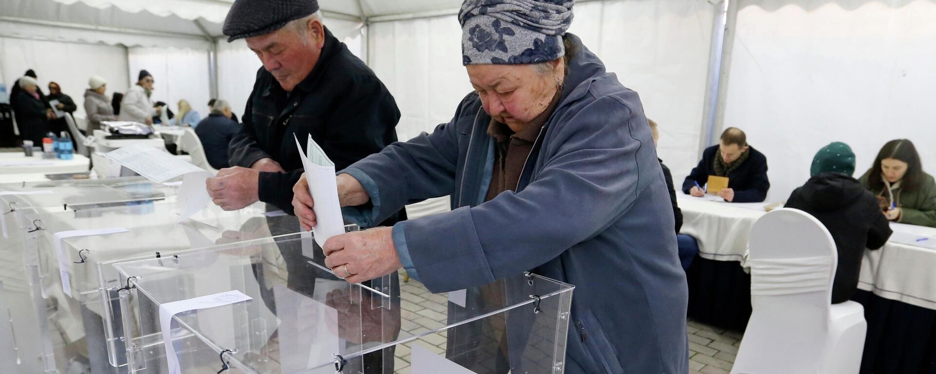 Люди голосуют на выборах президента России на избирательном участке в посольстве России в Бишкеке. - Sputnik Кыргызстан, 1920, 17.03.2024
